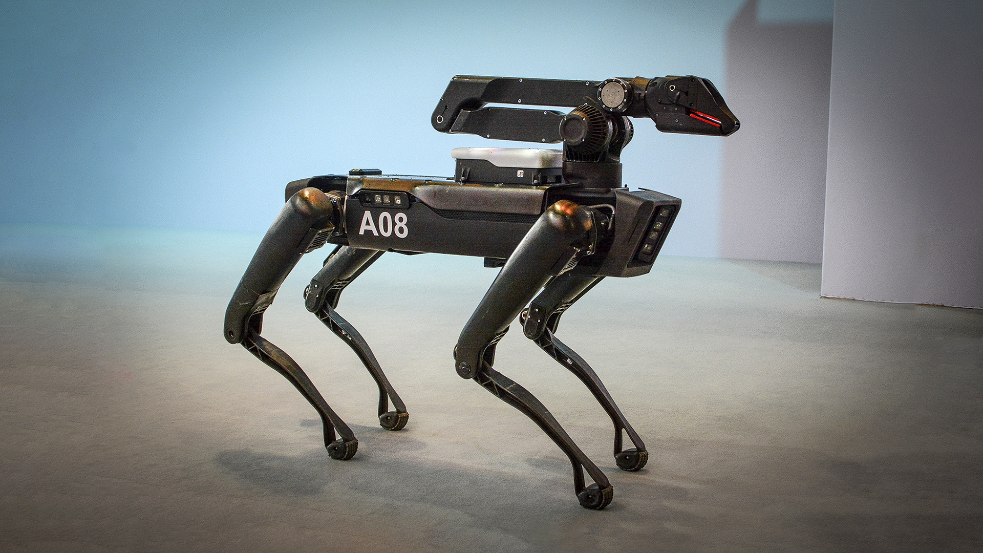 Câine robot Spot de la Boston Dynamics.