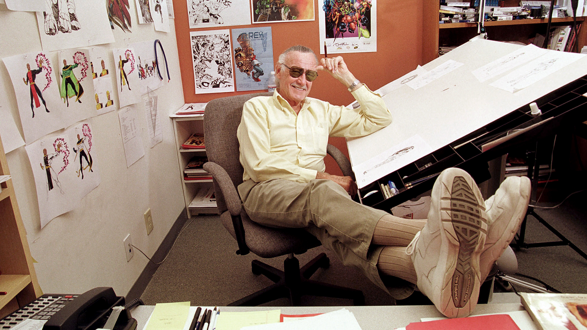 Stan Lee în biroul său, în 1998