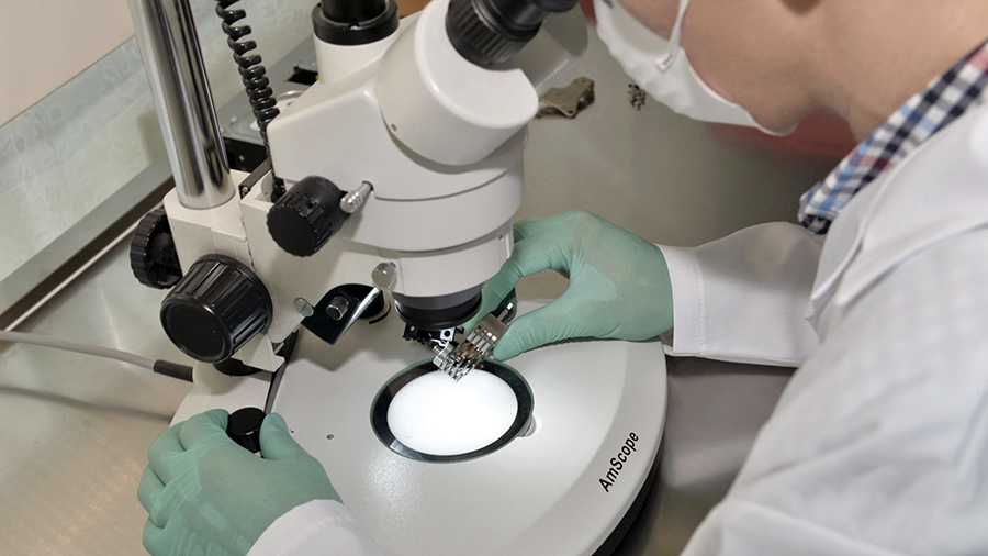 Microscopul este util pentru a vedea defectele ascunse. Foto: recuperaredate.ro