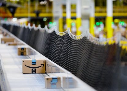 ”600 de pachete pe oră” - Amazon introduce tot mai mulți roboți în depozitele sale