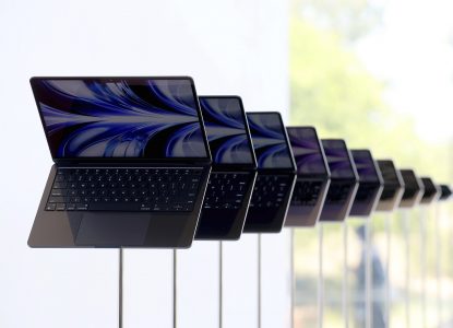 MacBook Air devine negru (și plicticos); Internet Explorer moare, dar nu se predă