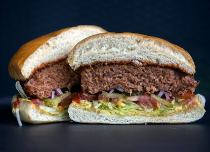 Cum să-ți faci un burger din plante și, în același timp, să salvezi planeta?