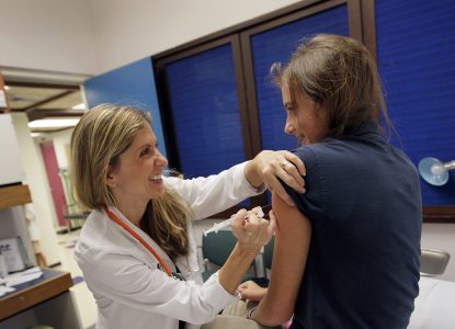 10 noutăți despre vaccinarea anti-HPV în România. Este gratuită pentru fete și băieți și compensată la 50% pentru femei adulte