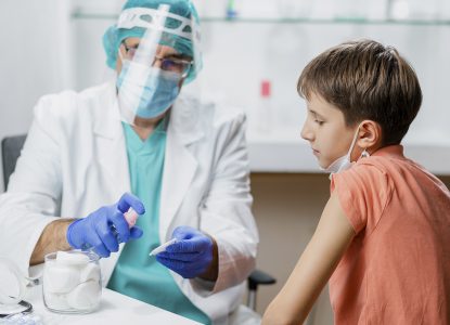 Ce știm despre vaccinarea copiilor și adolescenților?
